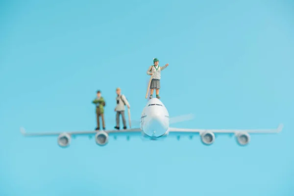 Miniaturreisender auf Flugzeugmodell — Stockfoto