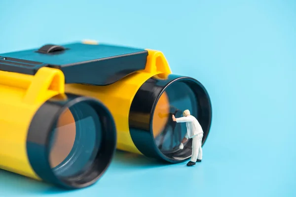 Miniaturní lidí čištění dalekohled — Stock fotografie