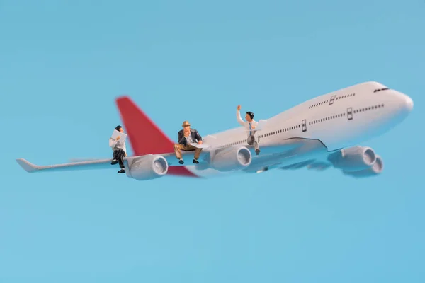 Minyatür işadamları uçakta oturuyor — Stok fotoğraf