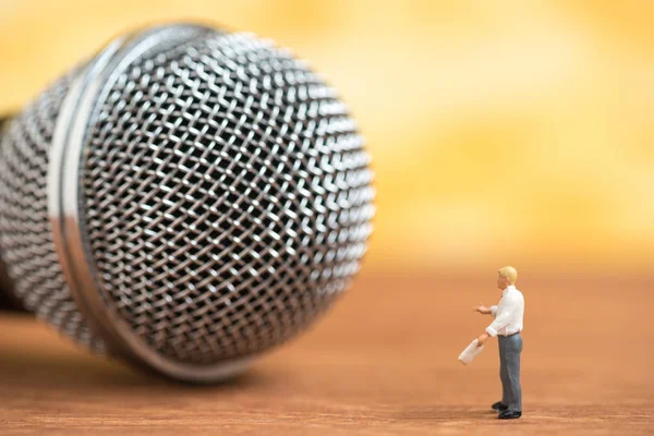 Minyatür insanlar için mikrofona konuşun — Stok fotoğraf