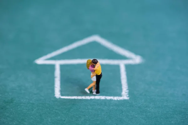 Couple amant personnes miniatures à la craie maison — Photo