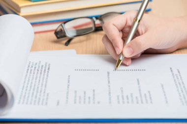 kadın eli kalem tutan sigorta formu onay listesi soruda düzeltmek