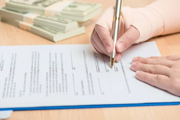 Vrouw Hand Met Een Pen Ondertekenen Ondertekening Verzekeringsformulier — Stockfoto