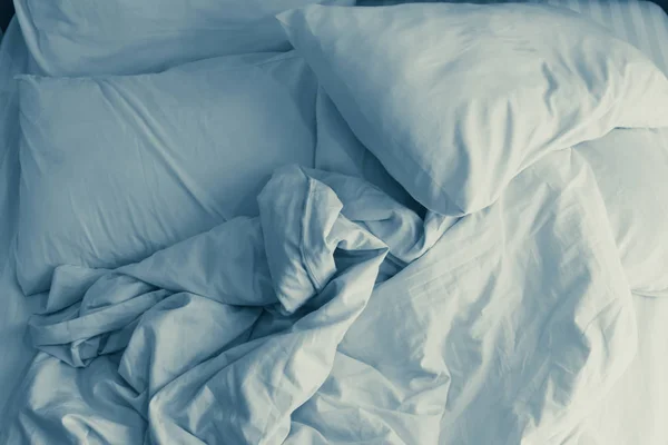 Detalle vintage de la cama blanca en el dormitorio —  Fotos de Stock