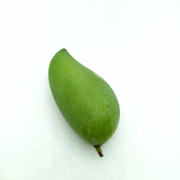 Beyaz arkaplanda yeşil mango — Stok fotoğraf