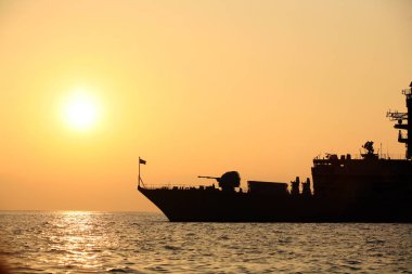 savaş gemisi günbatımında