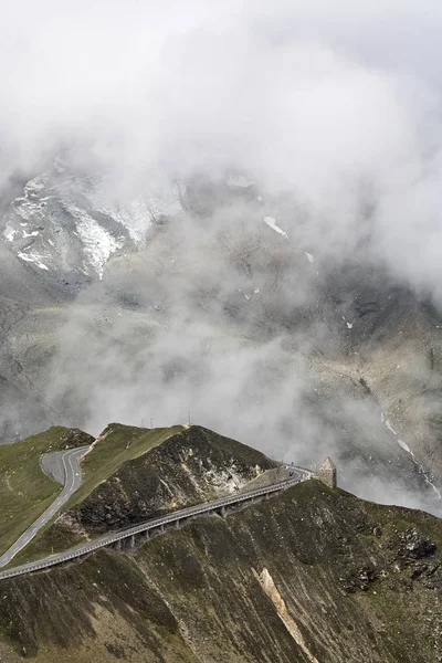 Carretera sinuosa, montañas austriacas — Foto de Stock