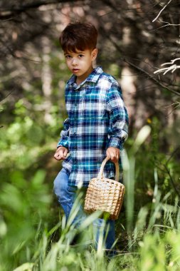 Ormanda yürüyüş çocuk