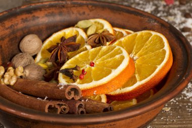 Noel baharatlar, fındık, ahşap plaka kurutulmuş portakal