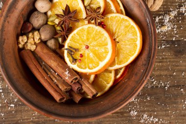 Noel baharatlar, fındık, ahşap plaka kurutulmuş portakal
