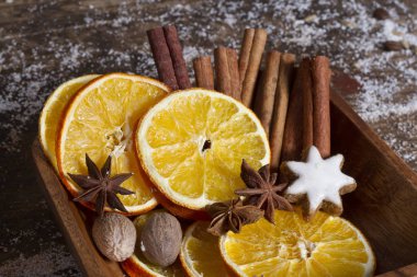 Noel baharatlar, fındık, ahşap plaka kurutulmuş portakal