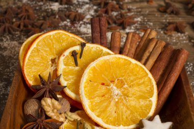 Noel baharatlar, fındık, ahşap plaka kurutulmuş portakal