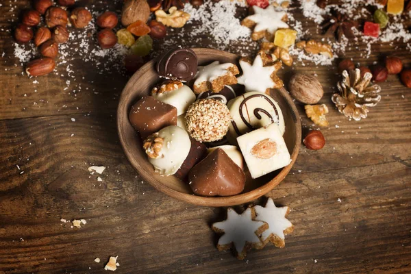 Праздничный фон с леденцами, орехами, печеньем на деревянном столе — стоковое фото