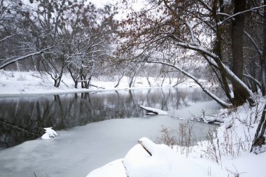 Kışın nehir manzarası