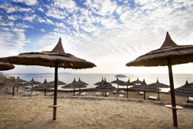 Sahilde, saman şemsiye, Mısır, Sina