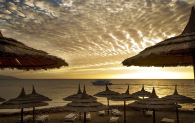 Sahilde saman şemsiyesi