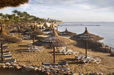 Şezlong, saman günbatımı plaj şemsiyesi 