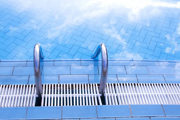 Escalera de piscina y agua de una piscina — Foto de Stock