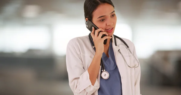 Spansktalande kvinna läkare talar på smartphone — Stockfoto