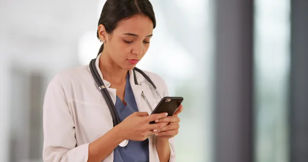 Latina Arzt SMS auf dem Smartphone — Stockfoto