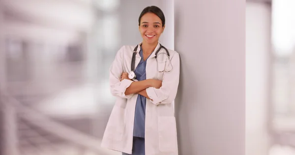Medico messicano donna in piedi in ospedale — Foto Stock