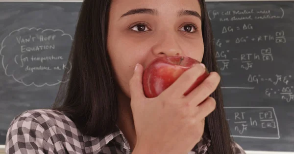 Мексиканка ест яблоко в школе — стоковое фото