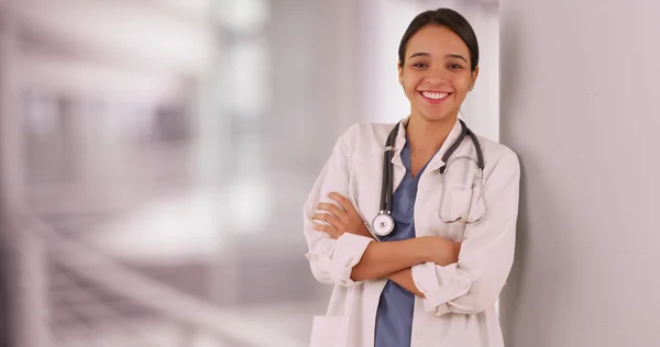 Feliz médico mexicano sonriendo —  Fotos de Stock