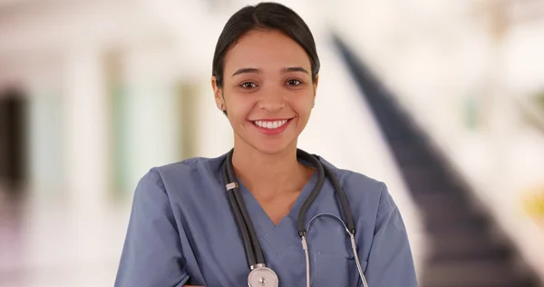 Lycklig mexikansk kvinna sjuksköterska leende — Stockfoto