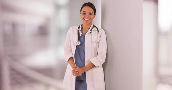 墨西哥女医生站在医院 — 图库照片