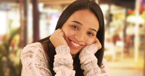 Mulher hispânica bonito sorrindo para a câmera — Fotografia de Stock