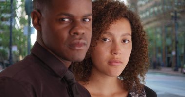 İki Afrikalı-Amerikalı profesyonel ofis bir portre için poz