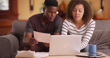 Afrika kökenli Amerikalı çift onların üstünde onların laptop faturalarımı ödemek için