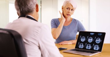 Yaşlı kadın hasta doktoru ona boyun ağrısı hakkında söylüyorum