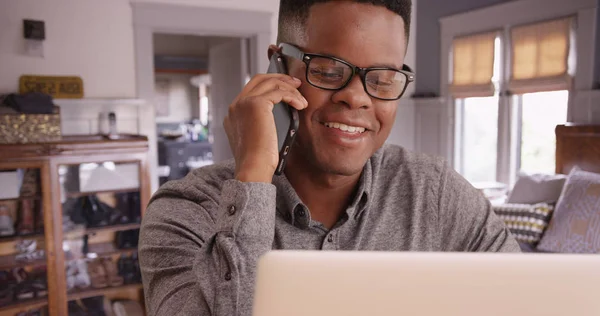 Černý Muž Brýlemi Rozhovory Telefonu Pracuje Jeho Laptopu — Stock fotografie