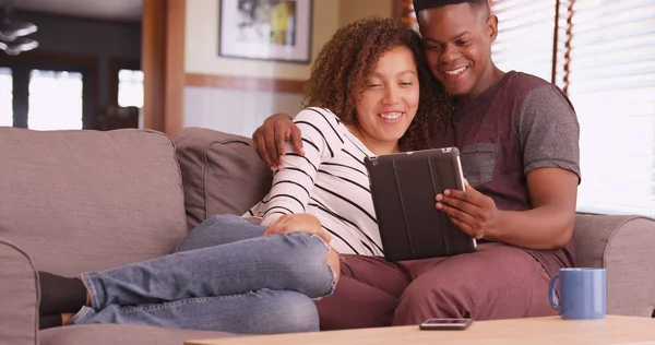 Millennial Pareja Sentada Sofá Viendo Película Computadora Tableta — Foto de Stock