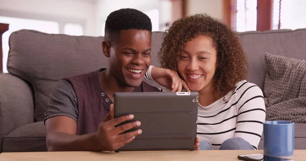 Otantik Bin Yıllık Siyah Çift Kendi Tablet Bir Video Izlerken — Stok fotoğraf
