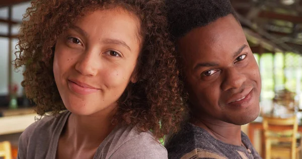 快乐的微笑非洲裔美国人的男人和女人依靠对方 因为他们摆姿势的肖像在他们的日期 — 图库照片