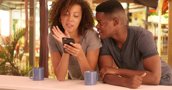 Africano Casal Americano Usar Seu Telefone Inteligente Enquanto Café — Fotografia de Stock