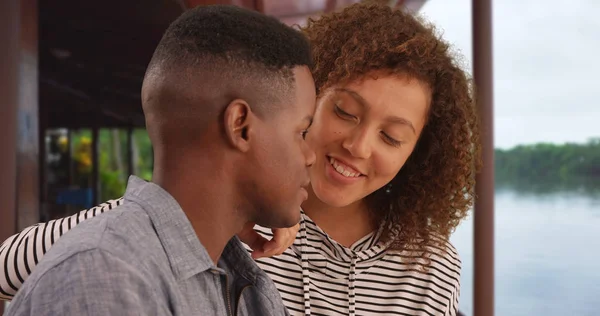Millennial Schwarze Mann Und Frau Sprechen Neben Dem Malerischen Wasser — Stockfoto