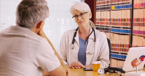 Επιτυχημένη Γυναίκα Γιατρό Του Μιλώντας Ασθενή Στο Γραφείο Της — Φωτογραφία Αρχείου