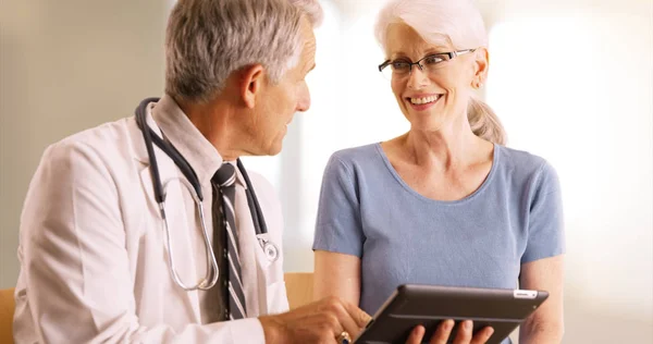 Médecin Passant Revue Dossier Santé Femme Âgée Dans Bureau Avec — Photo