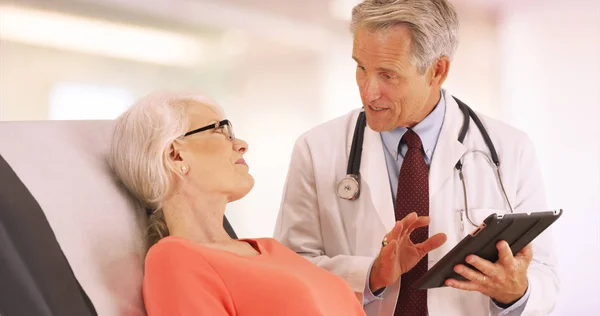 Medico Parlando Con Paziente Anziana Donna Ufficio — Foto Stock