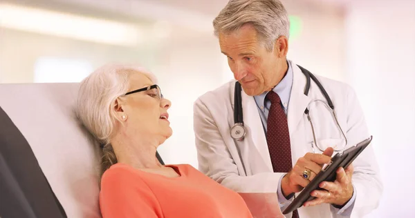 Médecin Confiant Parlant Avec Une Patiente Âgée Bureau — Photo