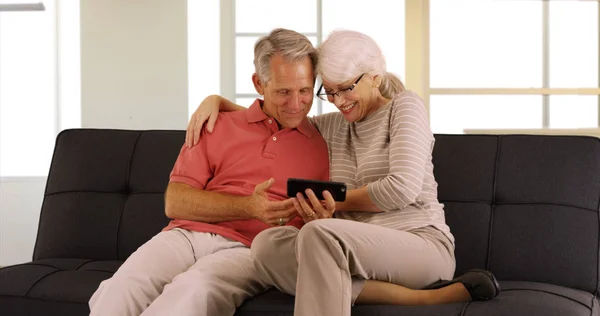 Happy Seniors Sitting Couch Watching Videos Smartphone — Stock Photo, Image