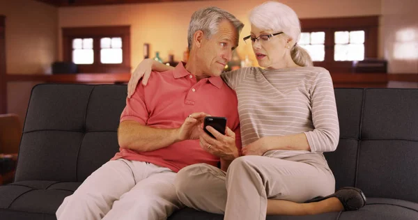 Smartphone Kullanarak Kanepede Oturan Yaşlı Çift — Stok fotoğraf