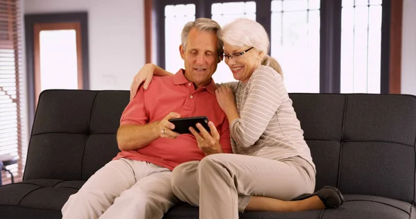 Abuelos Tomando Selfies Casa — Foto de Stock