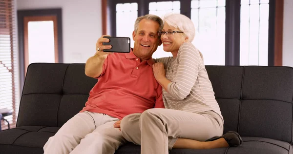 Abuelos Modernos Tomando Selfies Casa — Foto de Stock