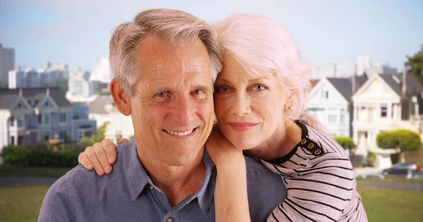 Pareja Ancianos Sentados Juntos Parque Sonriendo Cámara —  Fotos de Stock