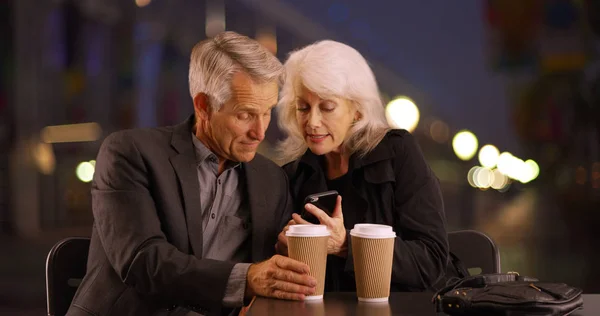 Seniorin Teilt Lustige Fotos Auf Ihrem Smartphone Mit Ihrem Date — Stockfoto