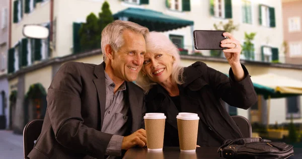 Dulce Pareja Ancianos Tomando Selfies Aire Libre —  Fotos de Stock